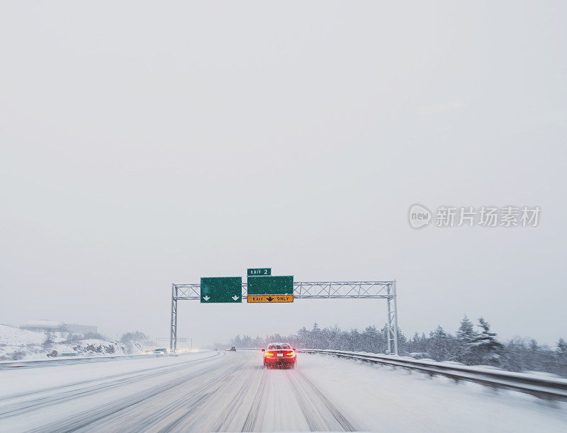 在大雪中开车