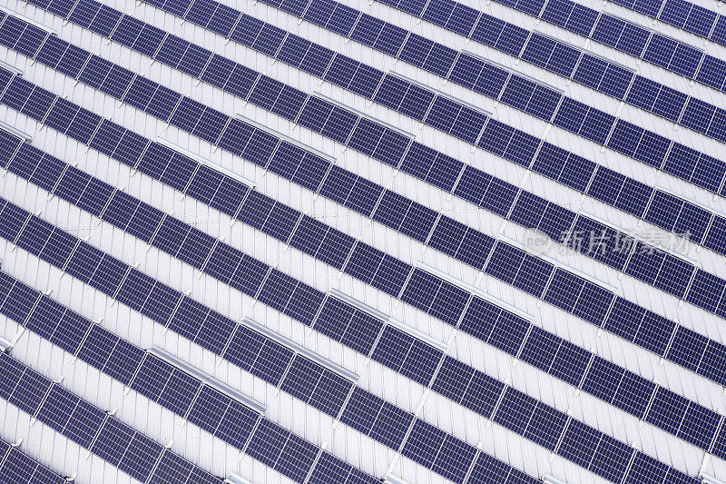 工业建筑屋顶上成排的太阳能电池板