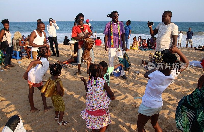 在西非多哥Lomé的海滩上，音乐家们在娱乐观众。