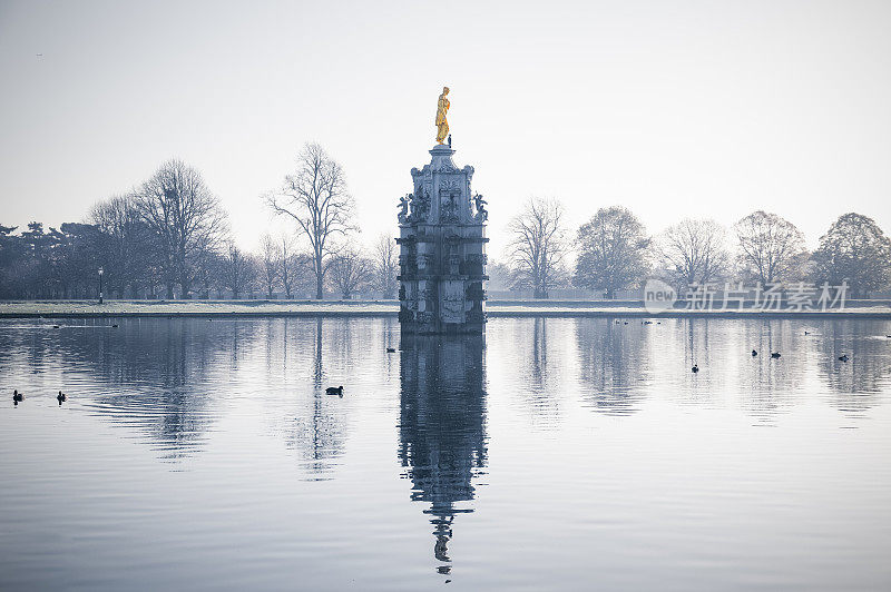 冬天的场景与雾戴安娜喷泉在灌木丛公园在伦敦