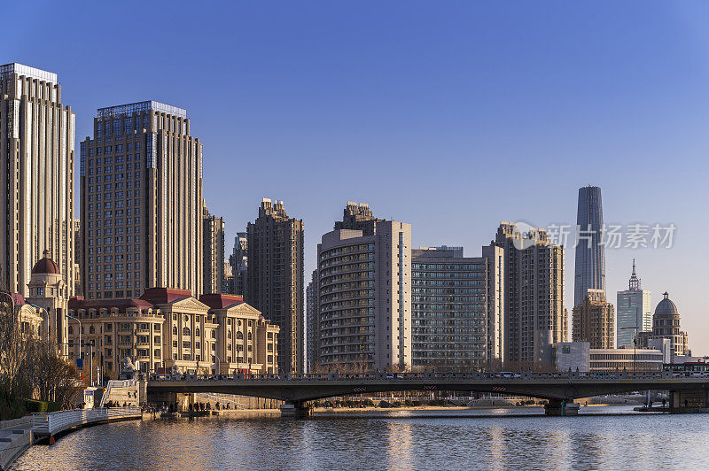位于天津海河河畔的滨海市区天际线与天津高层建筑的城市景观