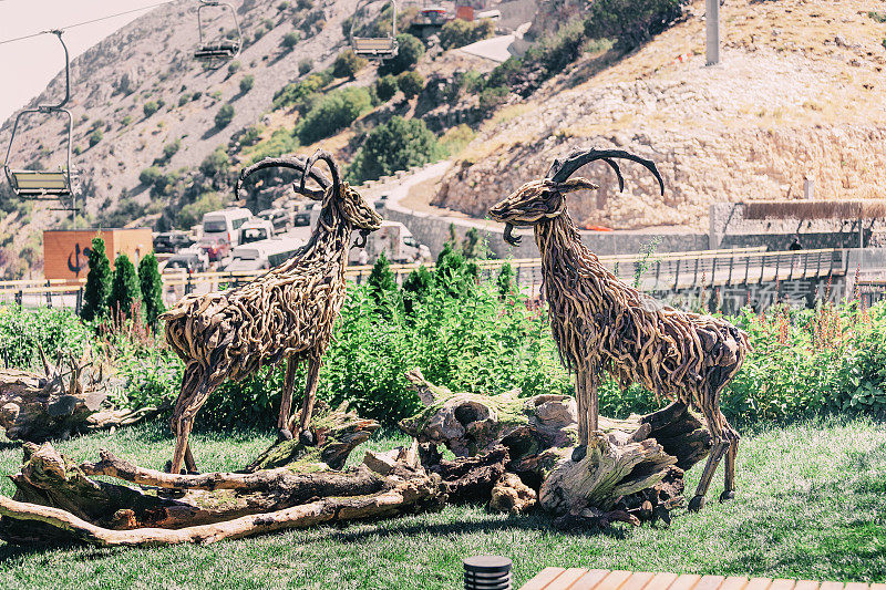 在Oludeniz地区，用树枝和木制部件创作的山羊创意雕塑