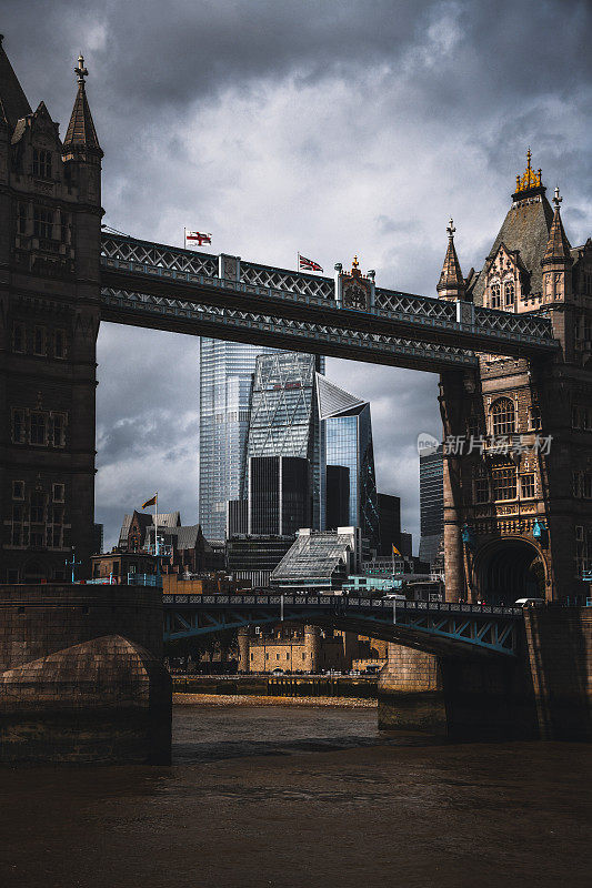 横跨泰晤士河的伦敦塔桥用于通勤和旅游，英国