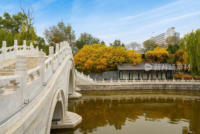 秋天，中国山西省太原市迎泽公园里有古建筑和拱桥