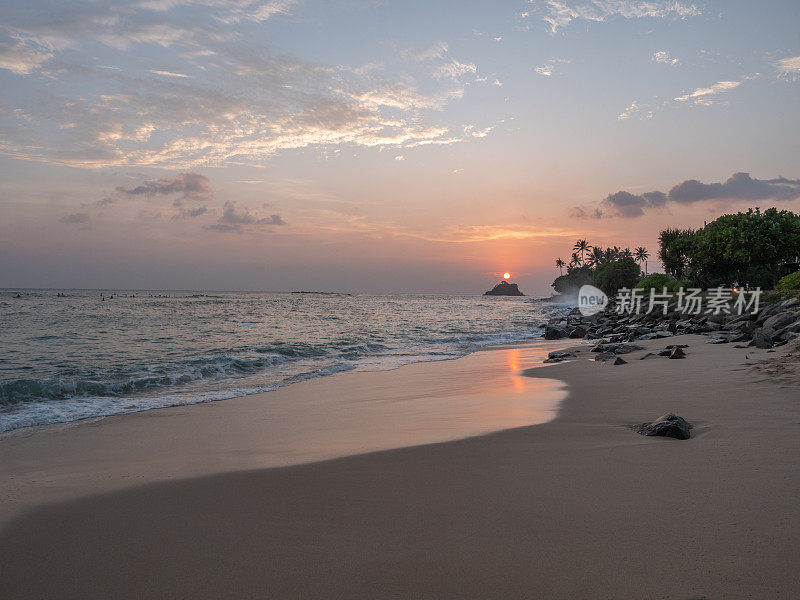 夕阳西下，在一个田园诗般的热带气候，斯里兰卡的海滩