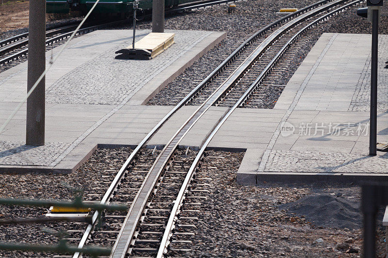 北威州德拉肯费尔森山的站台和铁轨