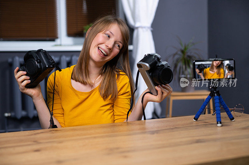 博客，视频博客和人的概念-相机记录小女孩。女博主，两个摄像头的视频评论:复古vs现代，在家办公
