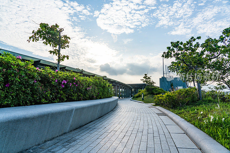 空旷的广场和现代化的建筑