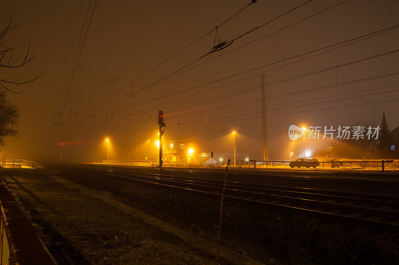 雾夜的铁路