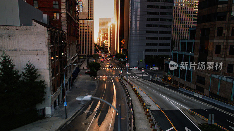 日出时分，无人机拍摄洛杉矶市中心第六街高速公路出口