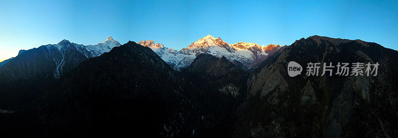 日出时的美丽雪山