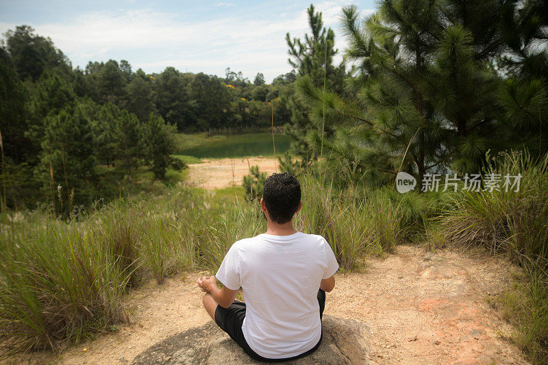 在山上沉思的人