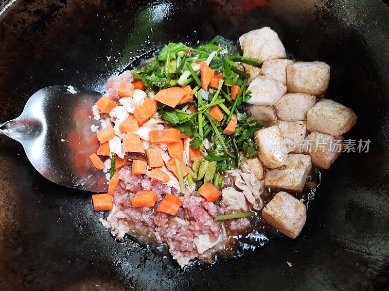 用平底锅炒豆腐。