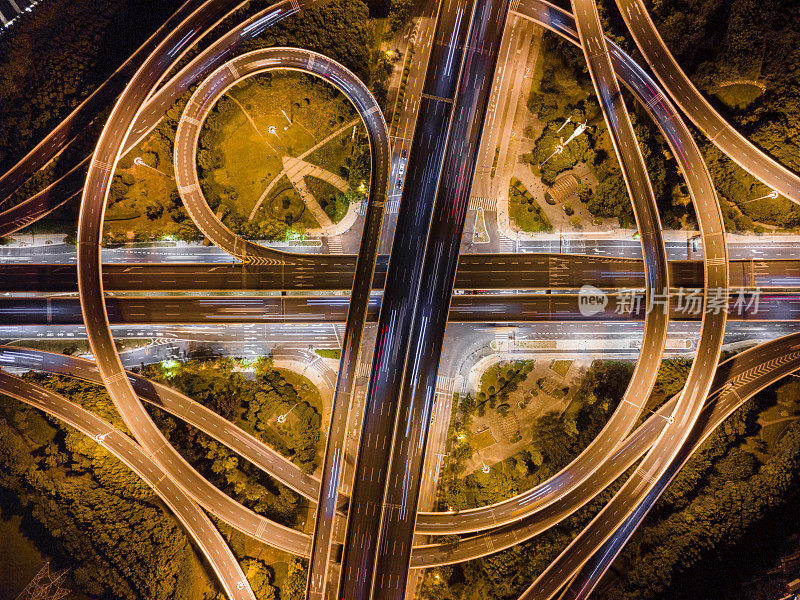 一个十字路口的夜间鸟瞰图