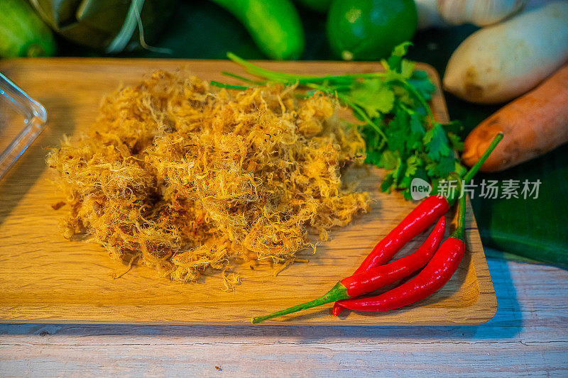 概念越南菜，煮熟的猪肉丝广受欢迎的越南街头小吃
