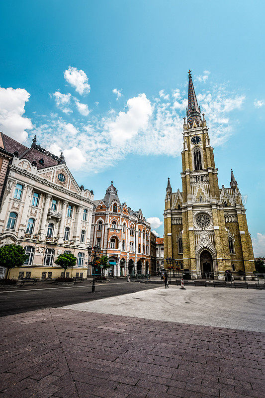 在诺维萨德的玛丽天主教教堂的正面，塞尔维亚
