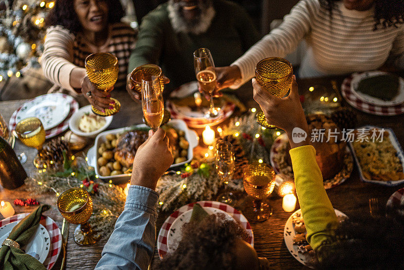 家庭在圣诞晚餐上敬酒