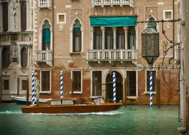意大利威尼斯大运河上的水上出租车
