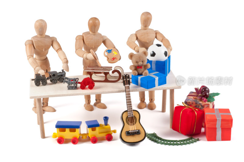 木制人体模型给一个男孩包装礼物