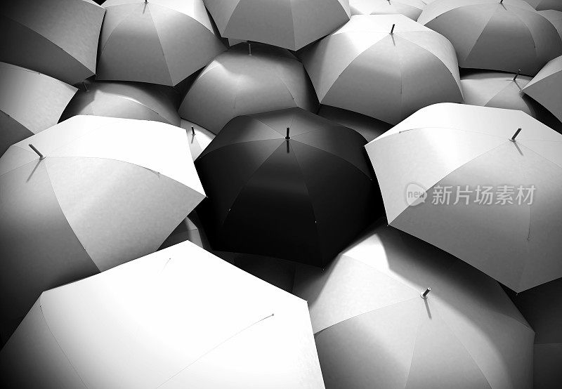 黑色伞从白色伞的背景中脱颖而出