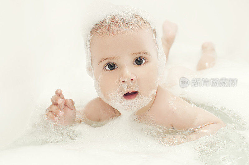 浴室里的婴儿满是肥皂泡
