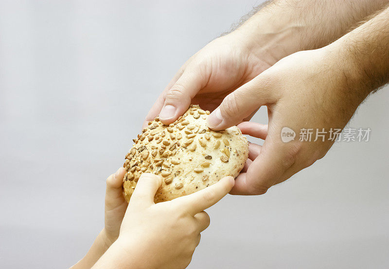一个男人和一个小孩分享面包