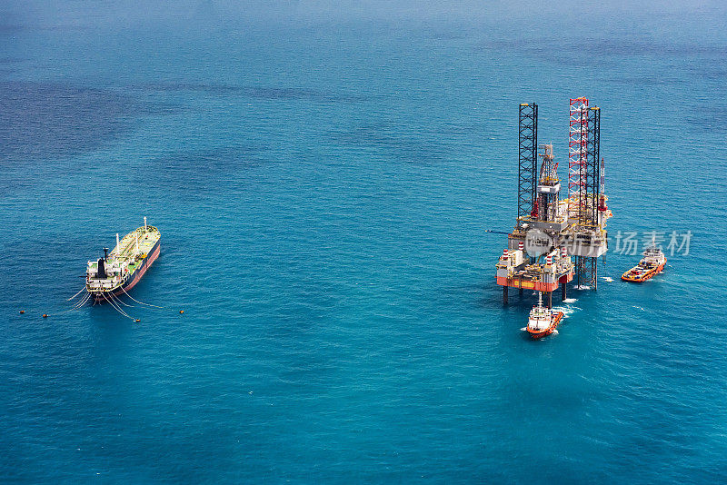 泰国湾的海上石油钻井平台。
