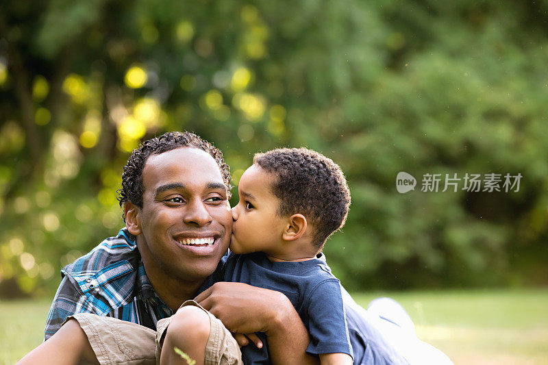 非裔美国人父亲和儿子在户外