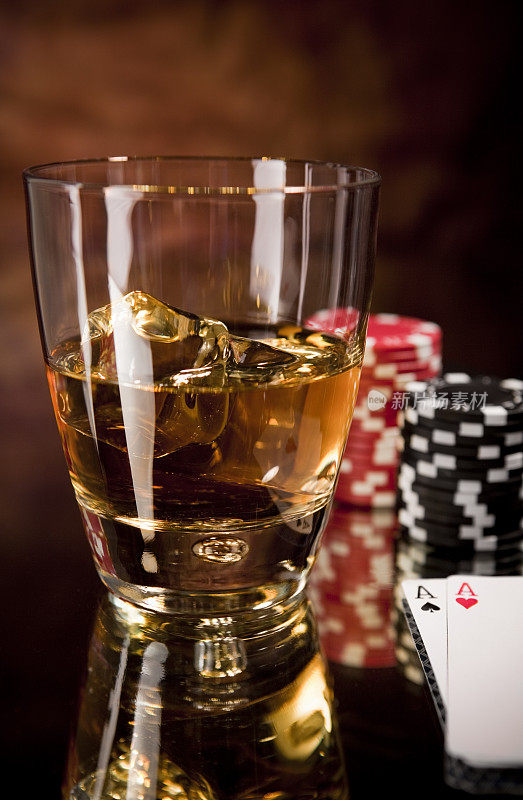 威士忌和扑克