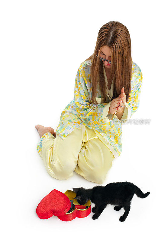 女人和黑猫与礼品盒