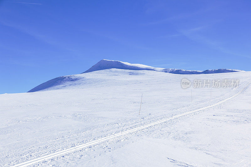 北欧的冬天，蓝天和山上的滑雪道。