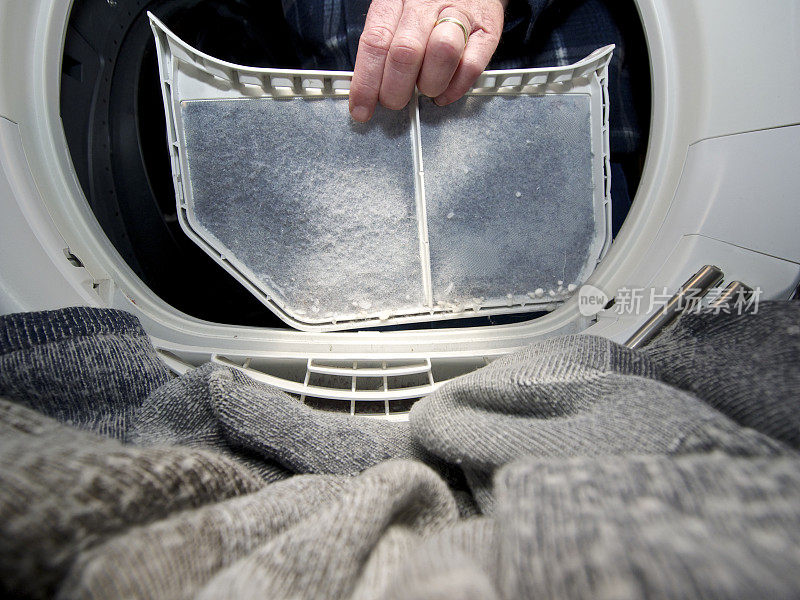 衣物烘干机的棉绒陷阱从内部清除特写