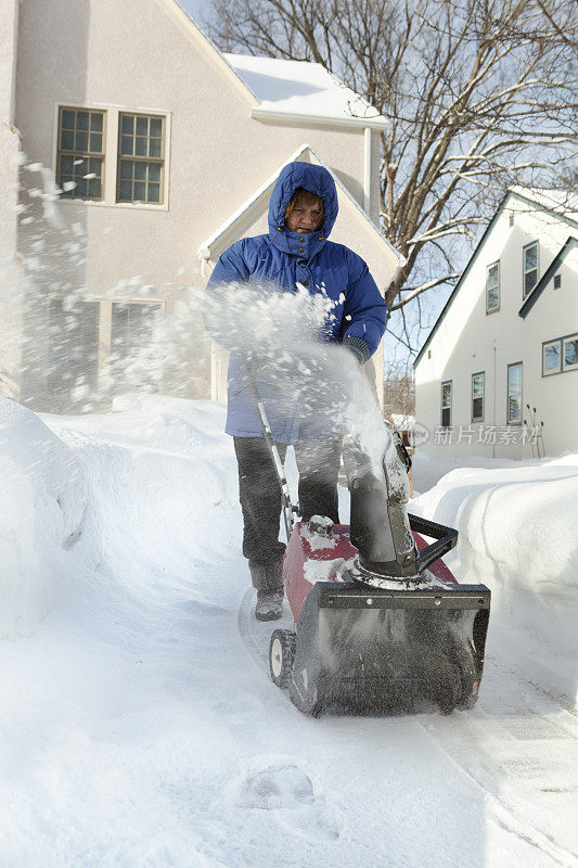 冬天用吹雪机除雪