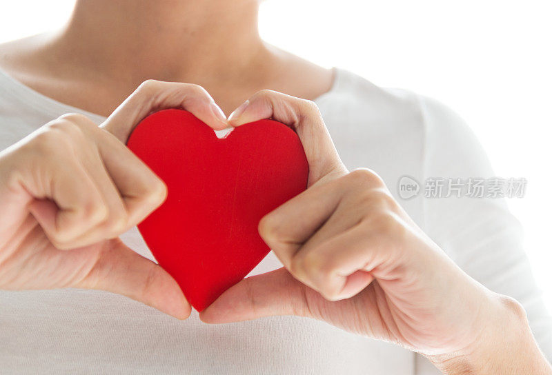 红纸心包在手指上，形状像一颗心