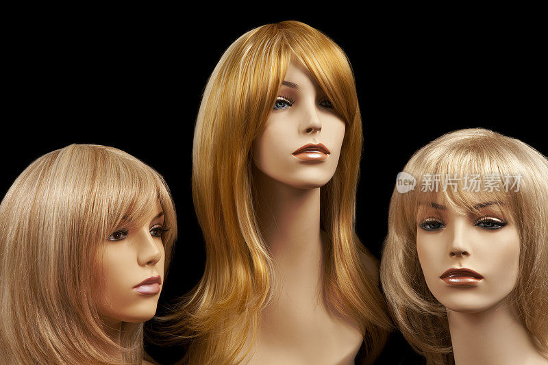 三个带假发的金发模特头