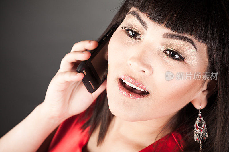 女商人用手机聊天