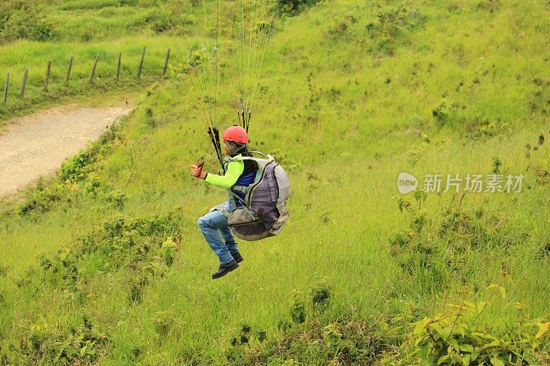 运动男子飞行开始飞行在滑翔伞