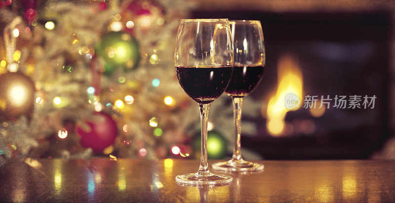 壁炉前和圣诞树前放红酒