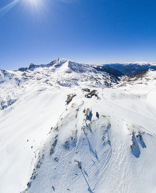 安道尔滑雪坡道雪电梯空白广角鸟瞰图