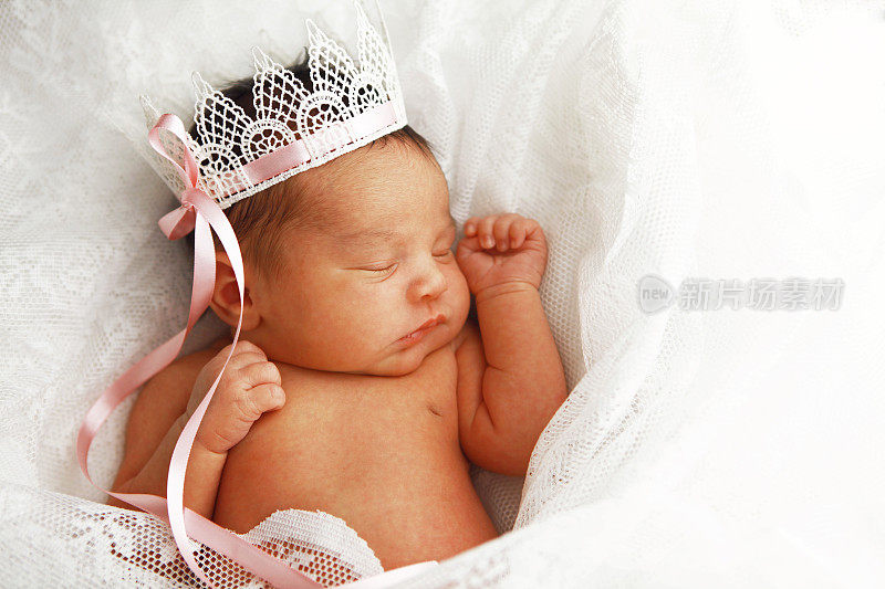 戴着皇冠的新生可爱的婴儿
