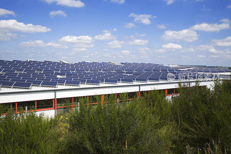 工厂有大量的太阳能电池板