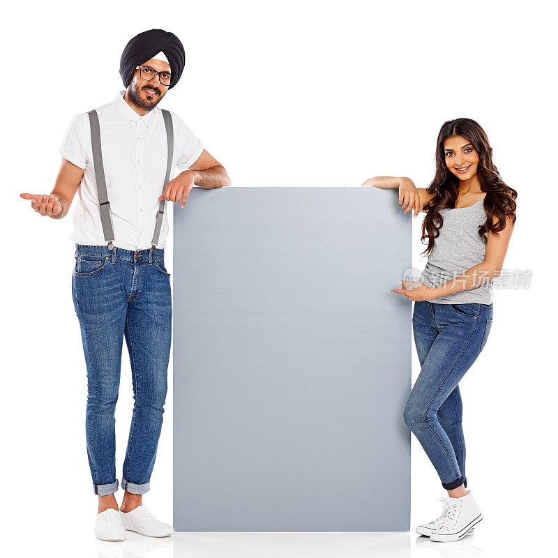 轻松的年轻夫妇展示空白的指示牌