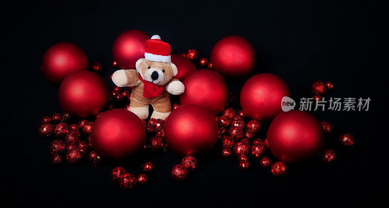 带圣诞装饰的泰迪熊圣诞老人