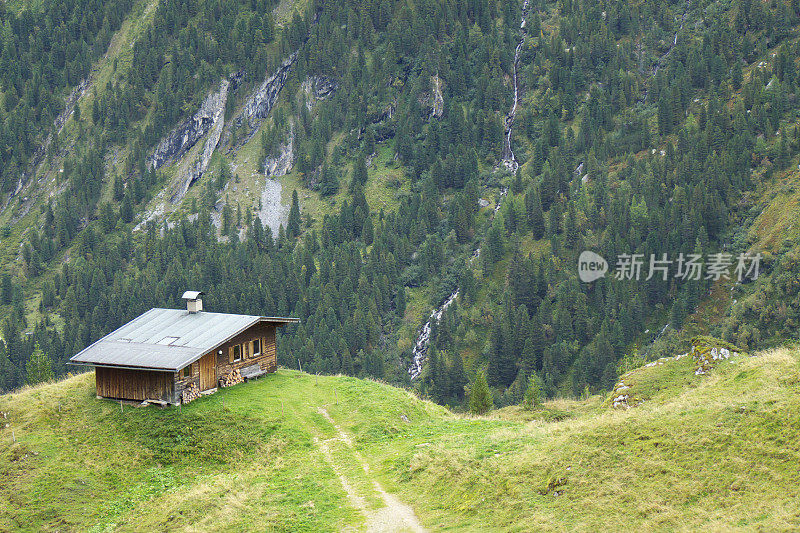阿尔卑斯山上孤独的小屋