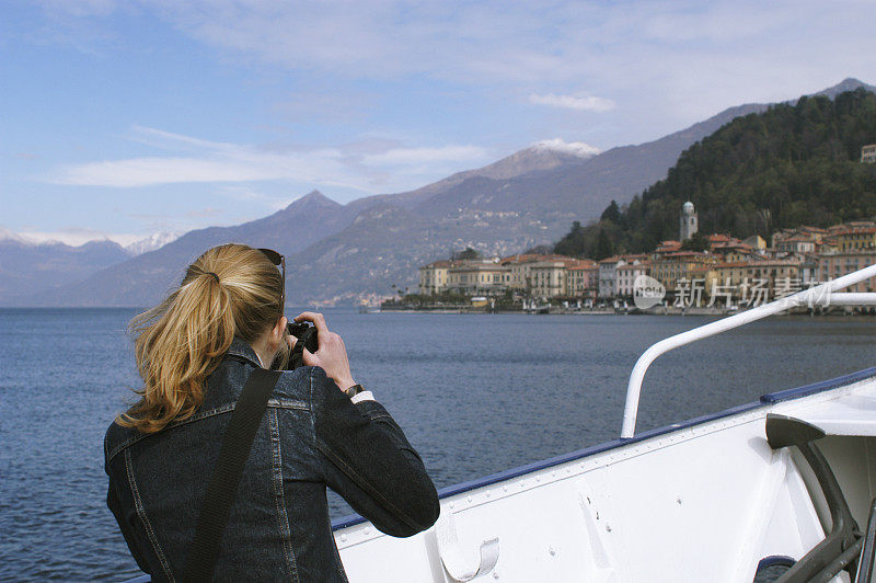带着相机的女孩意大利科莫湖