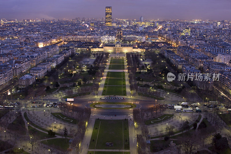 埃菲尔铁塔上的巴黎夜景