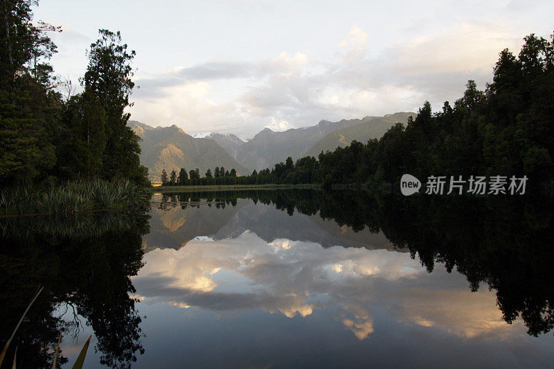 夕阳和湖中山脉的倒影。