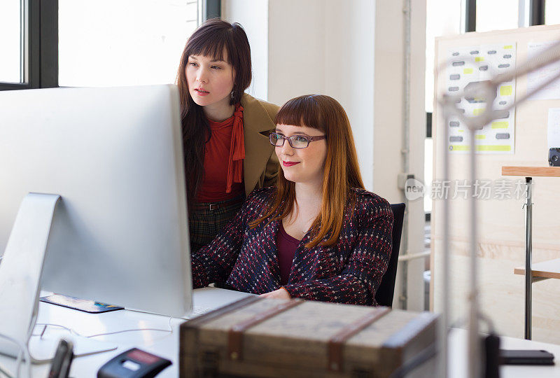 两位女性同事在一家初创公司工作