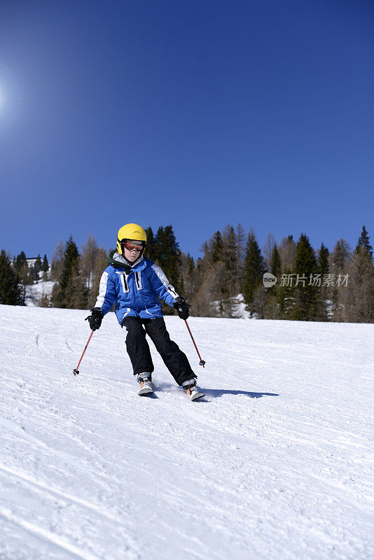 小男孩滑雪