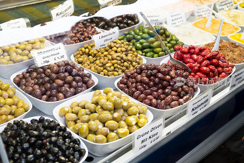 橄榄――市场摊位上的大量选择
